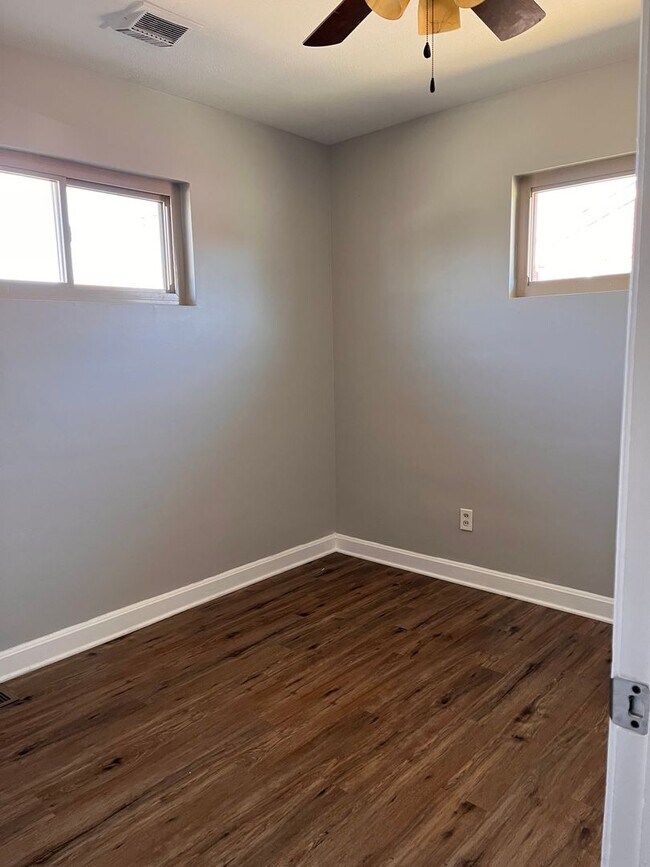 Foto del edificio - 3 Bedroom, 1 bath ranch home, with a 2.5 car garage