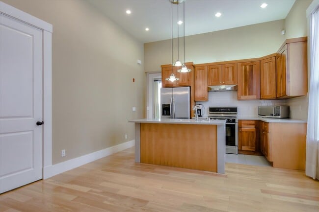 Building Photo - Completely Renovated Top Floor Unit in Vic...