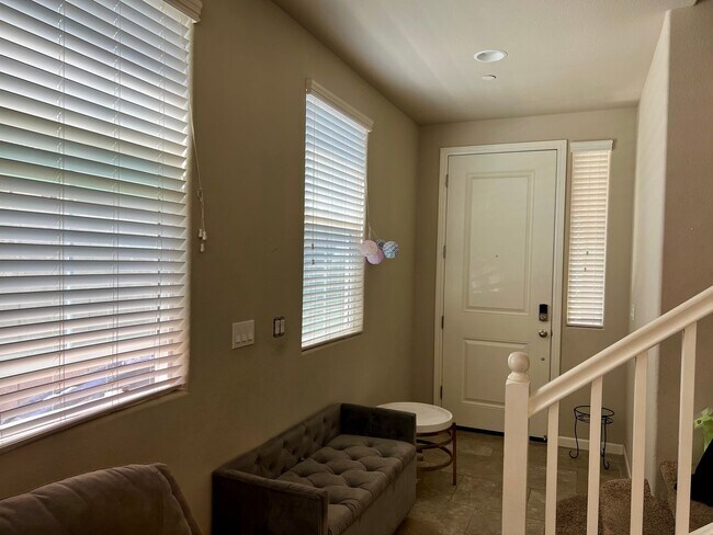 Foto del edificio - Stunning 3-Bed, 2.5-Bath Home Near Clovis ...