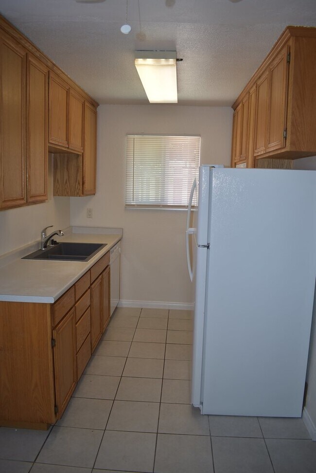 Foto del edificio - 2 Bedroom 1 Bath Single Story Unit in Lake...