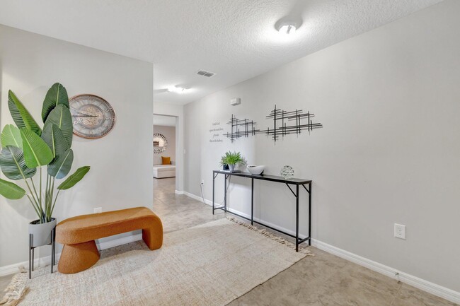 Building Photo - 5700 NW Pine Trail Cir