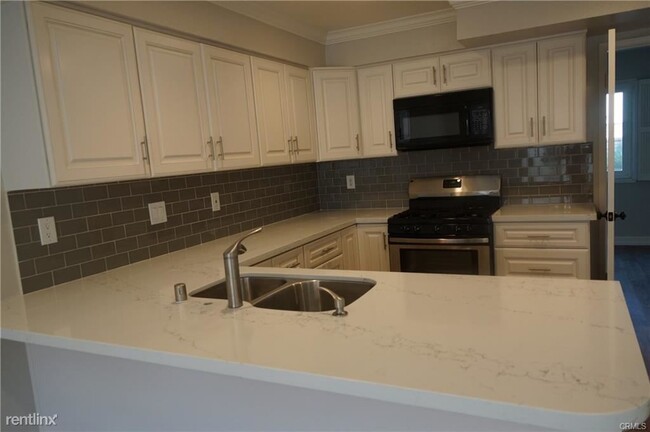 Building Photo - 3 br, 2 bath Condo - 4851 Royce Rd