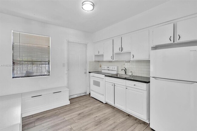 Foto del edificio - 5802 NE 3rd Ave