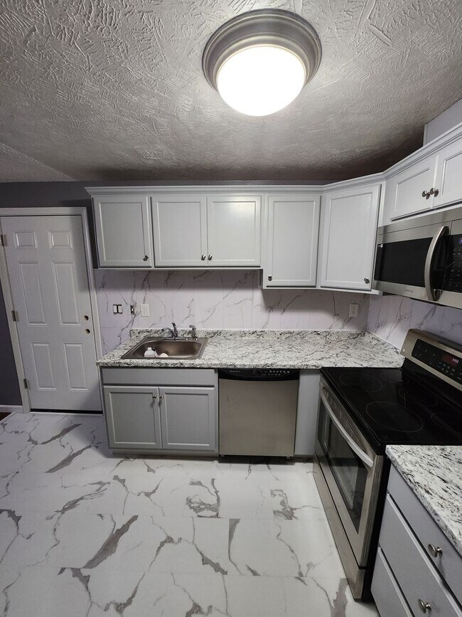 Building Photo - 3 Bedroom Home Excellent Location Near Schools