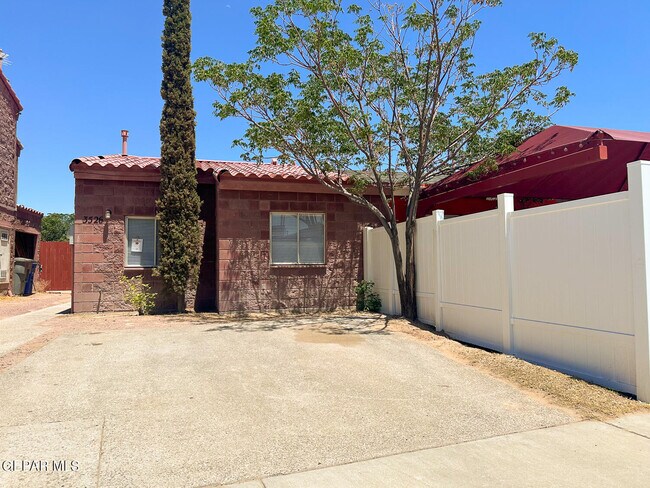 Building Photo - 3526 Oasis Dr