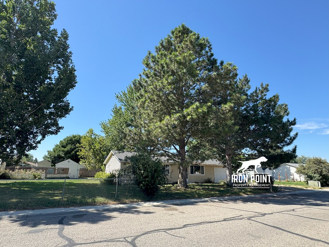 Foto principal - SW Boise home w/attached garage, large fen...