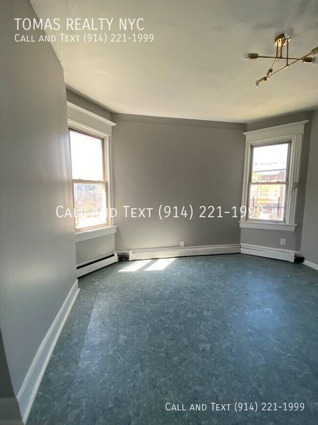 Building Photo - 12 Riverview Pl
