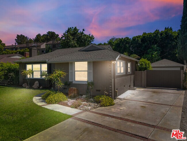 Building Photo - 13430 Valleyheart Dr
