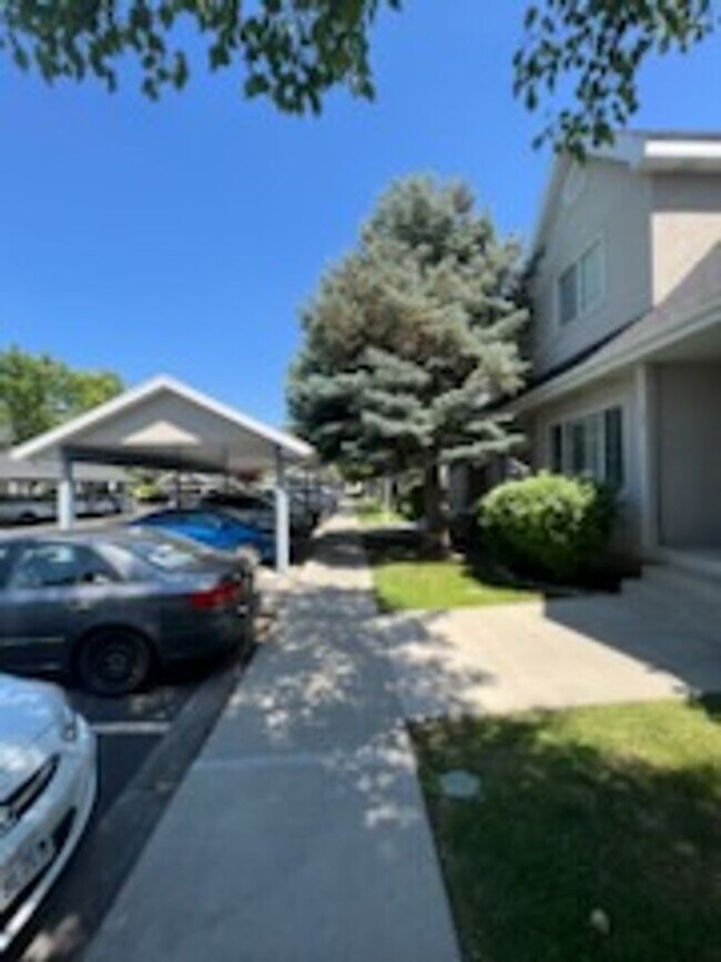 Building Photo - East Abby 5 Bedroom Townhome - Orem