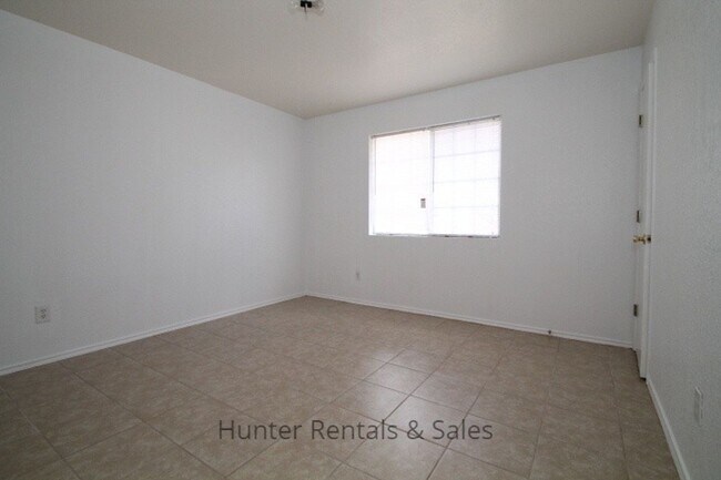 Foto del edificio - Three Bedroom Beauty!