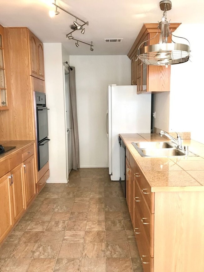 Building Photo - Bright, spacious 2 bed 2 bath condo in Eas...