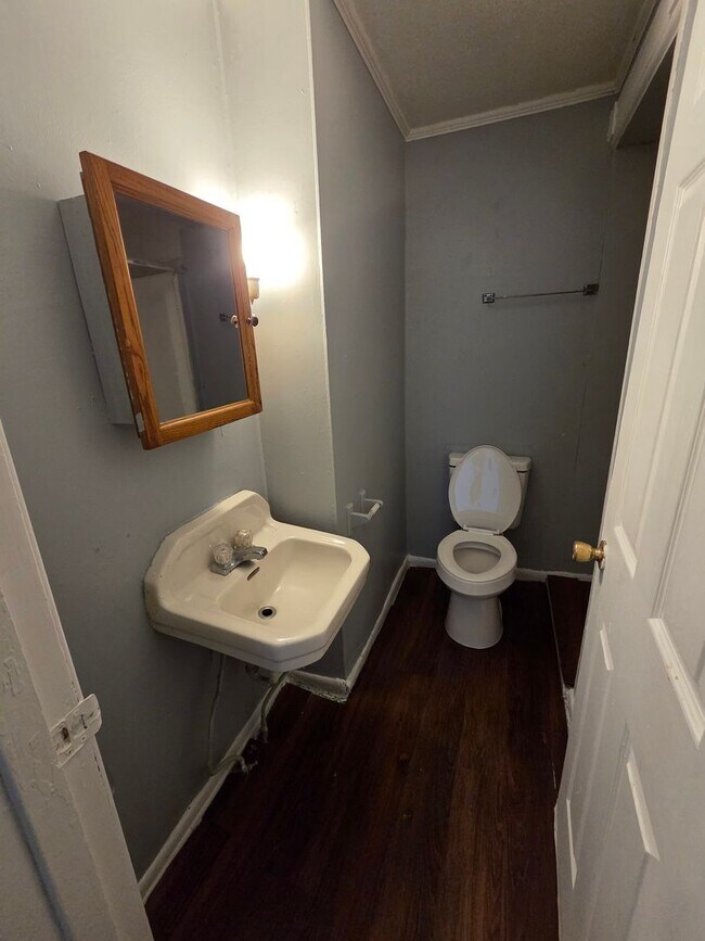 Foto del edificio - Lower 2 bedroom unit east side