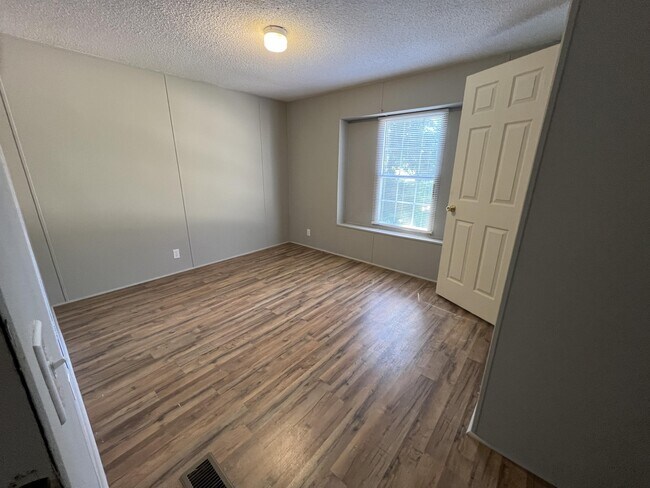 Building Photo - 626 Fancy Dr