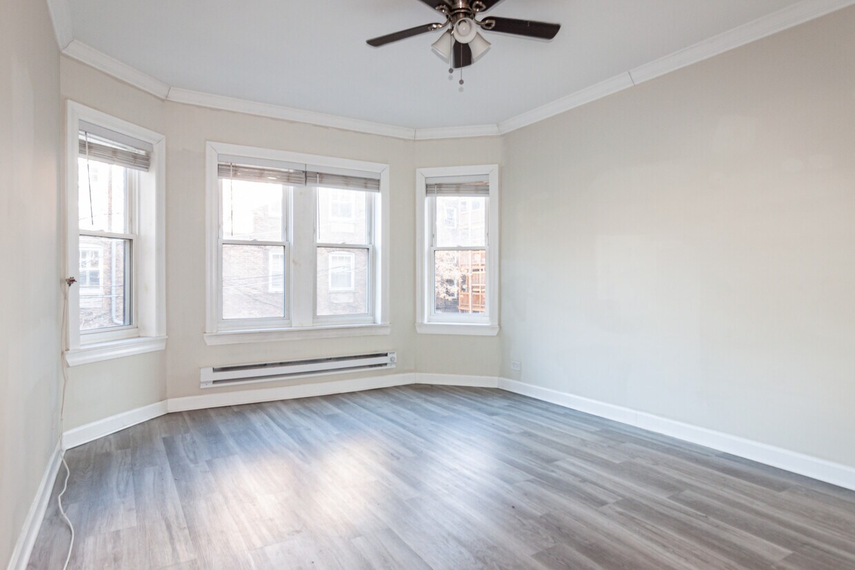 Primary Photo - 644 W Roscoe St
