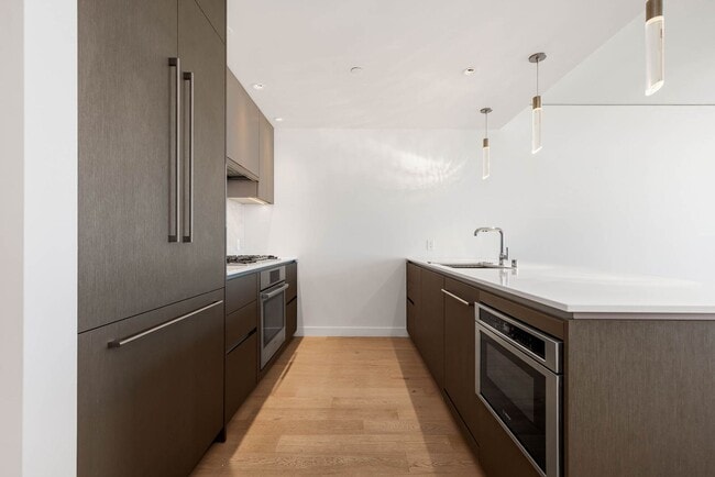 Building Photo - Luxury Living at Spire