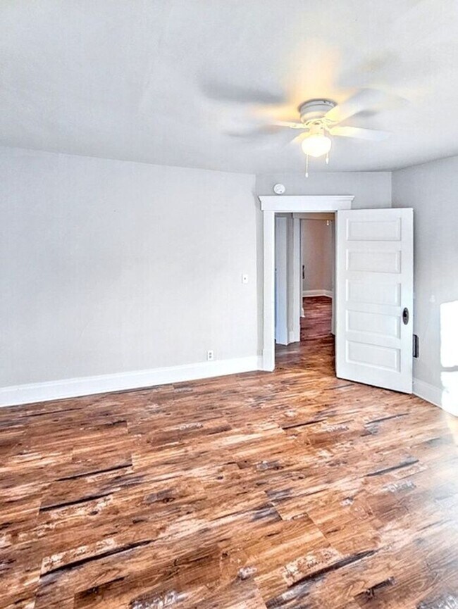 Building Photo - Spacious 3-Bedroom 1 Bathroom Apartment Ne...
