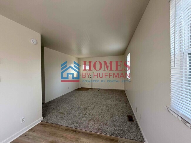 Foto del edificio - Two Bedroom Duplex | New Flooring