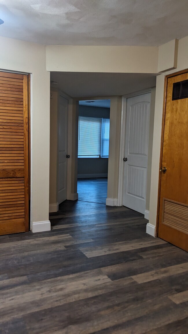 Photo - 303 E Adams St Apartment