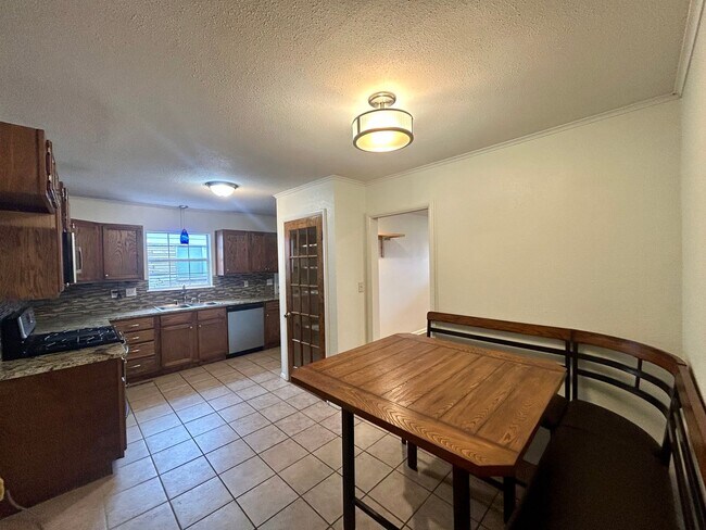 Foto del edificio - Beautiful updated Midtown home in the loved Lortondale addition