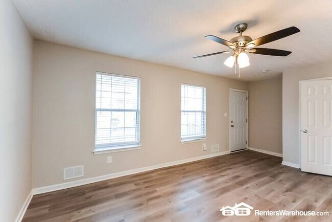 Foto del edificio - 5 BEDROOM 3 FULL BATH MULTI-LEVEL IN RIVER...