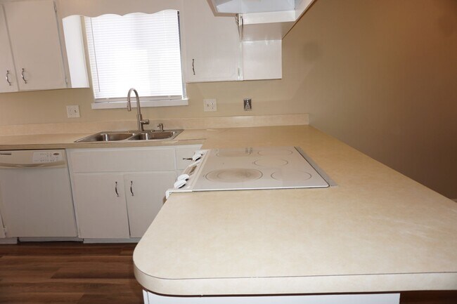 Building Photo - 2 Bedroom Townhome Near Mayport