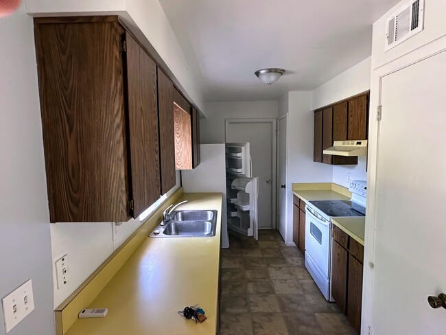 Building Photo - 1002 Wolf Trail