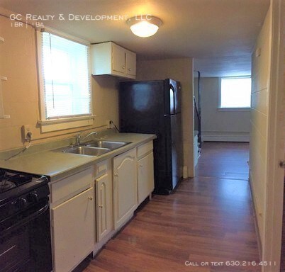 Building Photo - ***1BEDROOM - WALK TO METRA - WATER INCL***