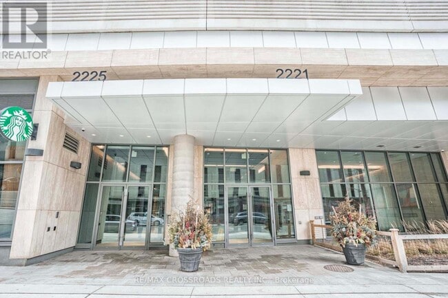 Building Photo - 2221 Yonge St