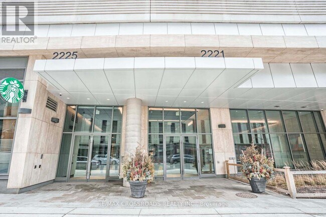 Photo du bâtiment - 2221 Yonge St