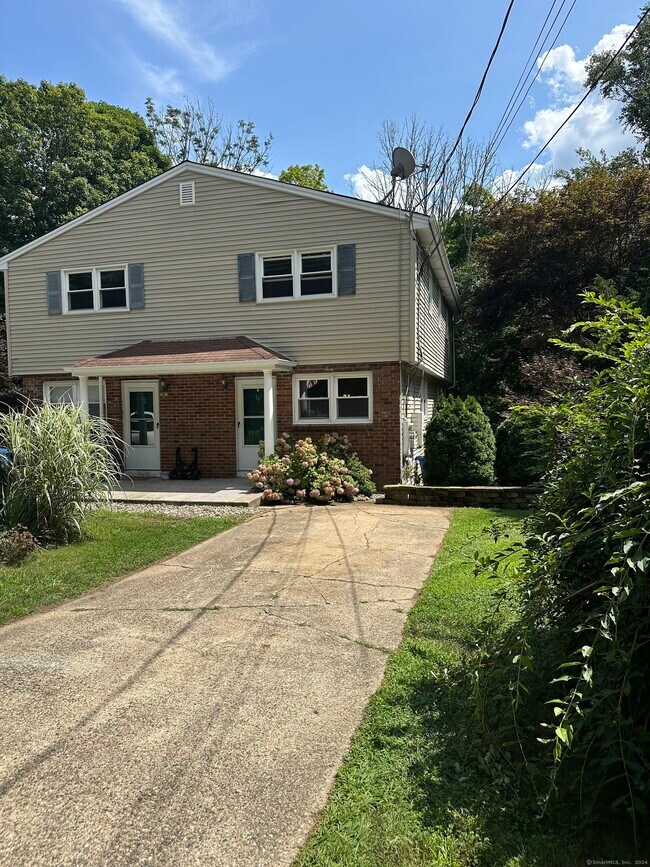 Foto del edificio - 14 Cedar Ln