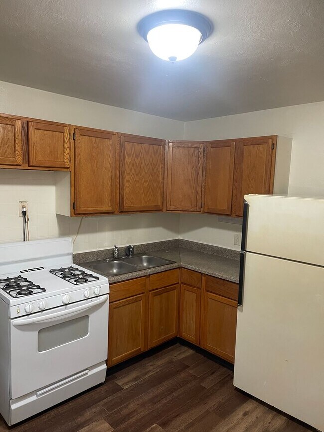 Building Photo - Immaculate 2 Ranch Style Bedroom Duplex