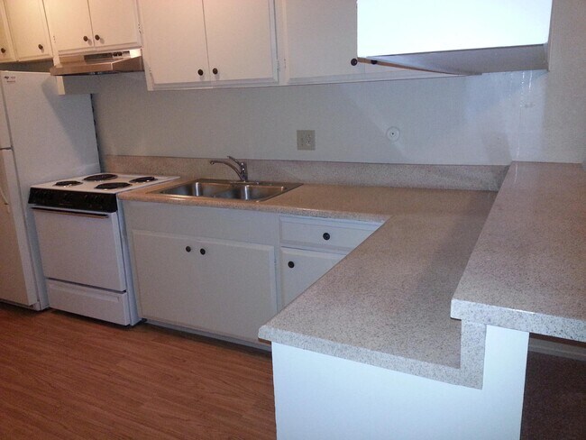Building Photo - 4071 Park Center Ln