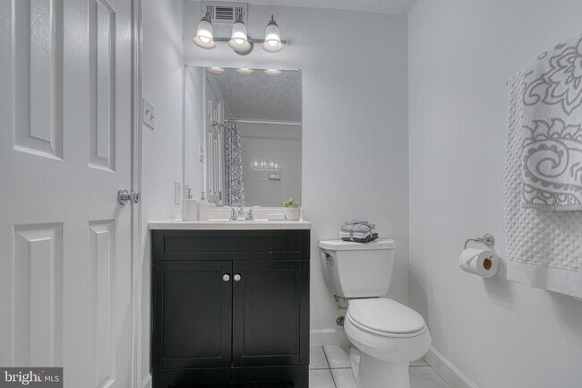 Foto del edificio - 901 Woodbridge Ct