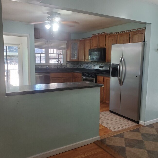 Building Photo - *Half off Security Deposit! Spacious 3 bed...