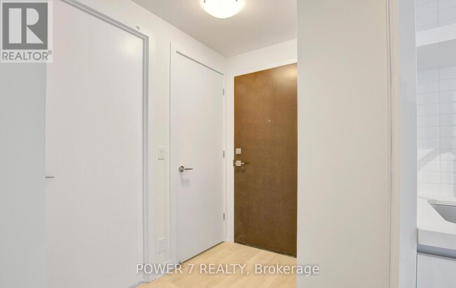 Building Photo - 2221-2221 Yonge St
