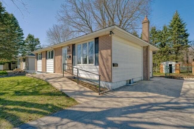 Photo du bâtiment - Bright & Spacious 3 Bedroom Main Floor Uni...