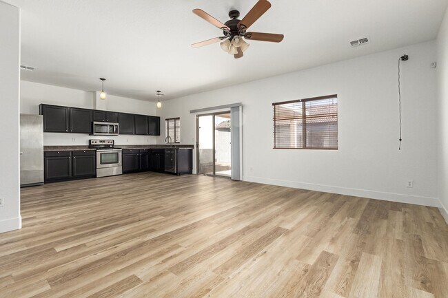 Building Photo - Fantastic 3 bedroom / 2.5 bathroom home in...