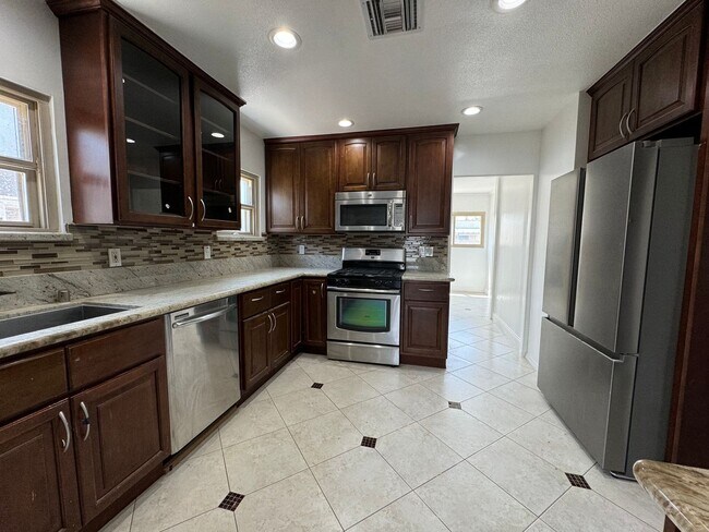 Foto del edificio - Charming Spanish-Style Home with a lot of ...