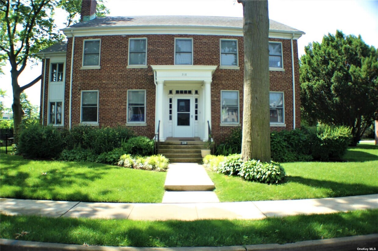 Primary Photo - 318 Ellington Ave E