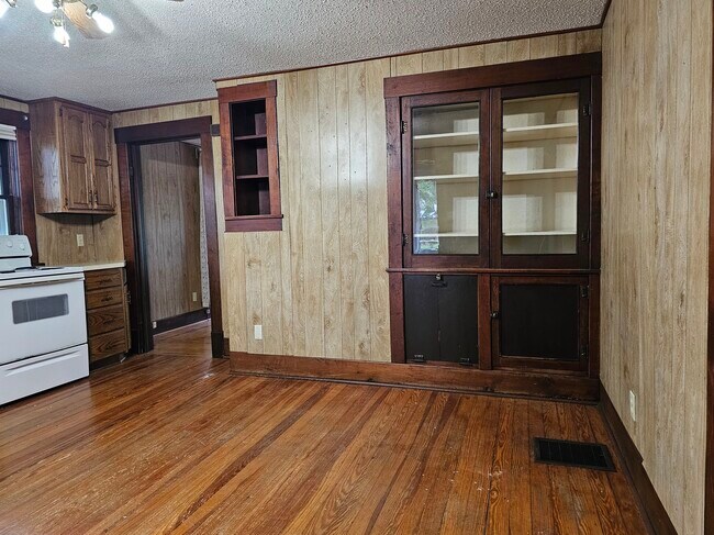 Building Photo - 217 W Elm St