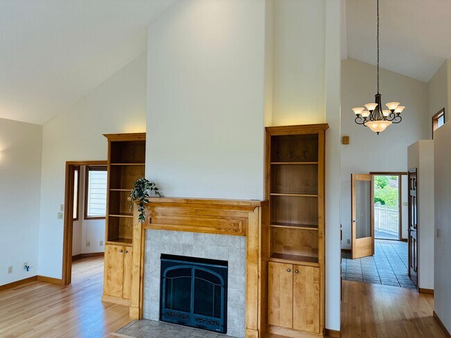 Building Photo - Stunning Custom Home with Beautiful Views