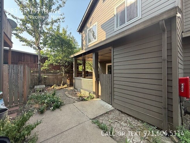 Building Photo - 683 SE 197th Ave