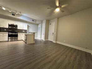 Building Photo - 2727 Houston Ave