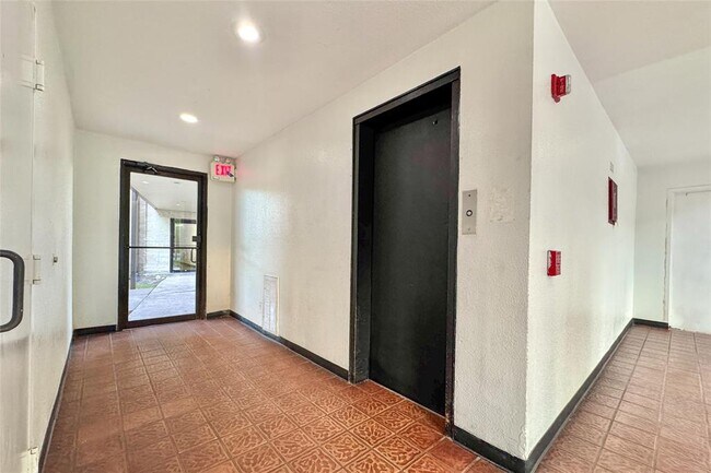 Foto del edificio - 3075 Walnut Bend Ln