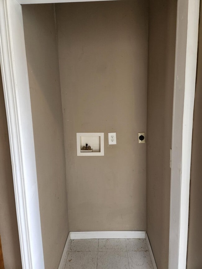 Building Photo - 129 Manhattan St