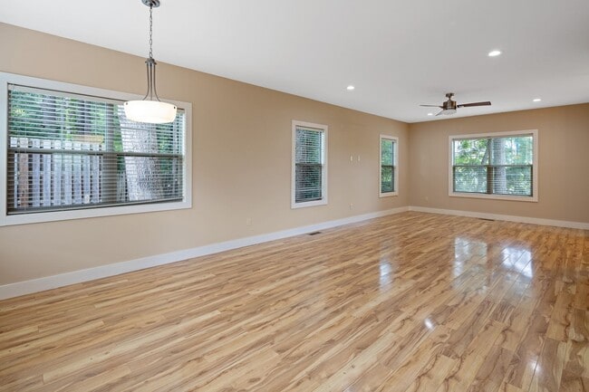 Building Photo - House in Kenilworth - Beautifully Refreshed!