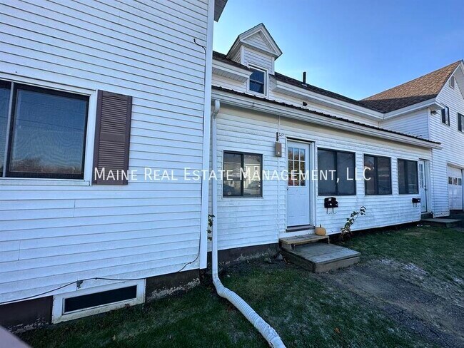 Building Photo - 589 Main St