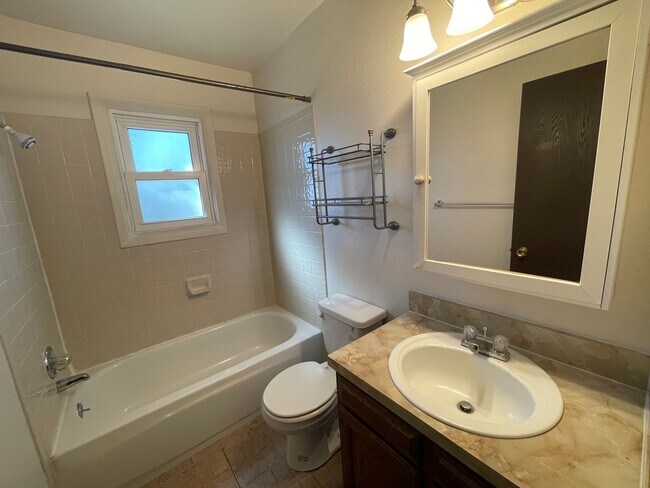 Building Photo - 2 BEDROOM, 1 BATHROOM TOWNHOUSE