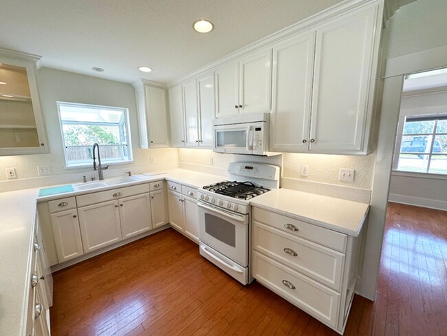 Building Photo - 3 Bdrm/1.5 Bath Craftsman Home in Downtown...