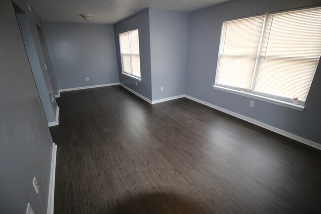 Building Photo - 3 Bedroom Apartment